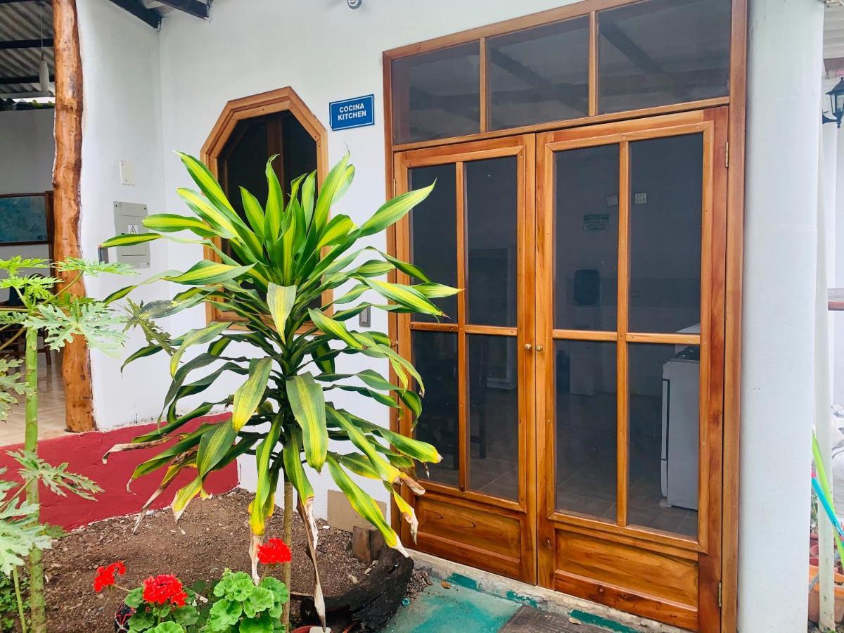 Hostal White House Galapagos Puerto Ayora  Eksteriør bilde