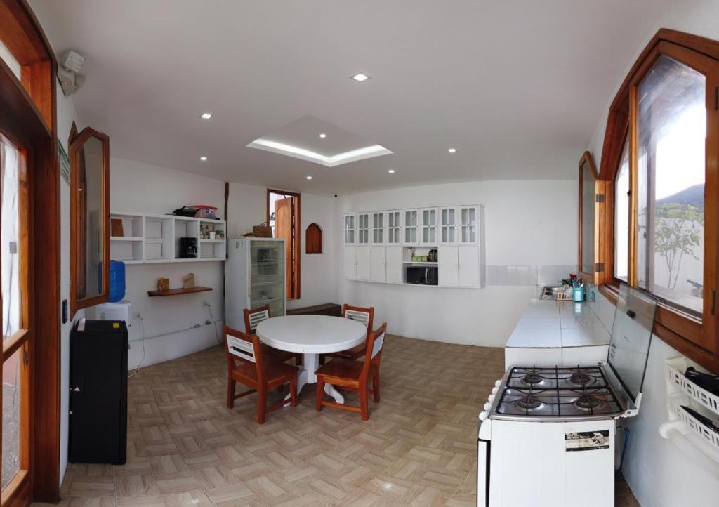 Hostal White House Galapagos Puerto Ayora  Eksteriør bilde