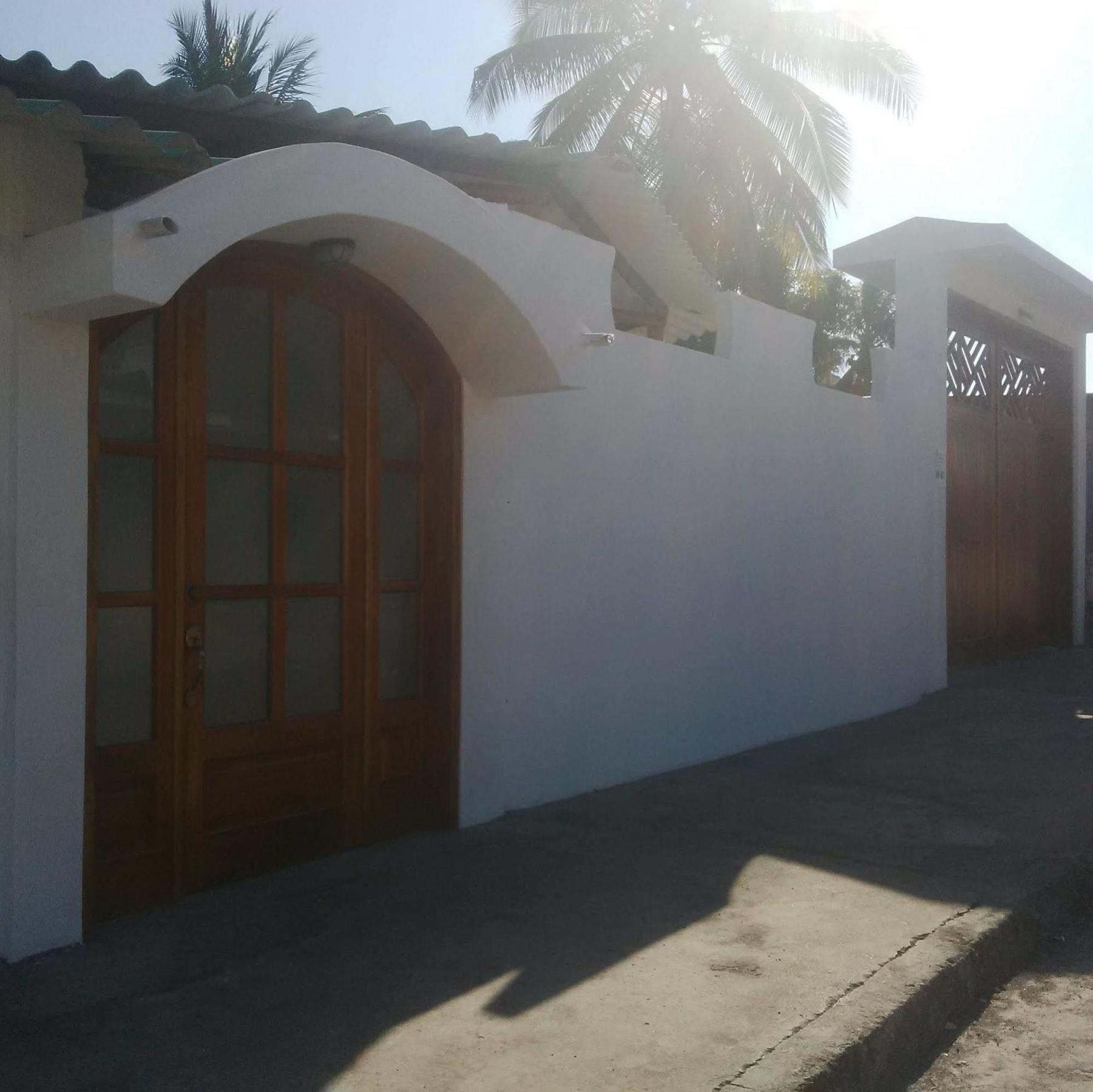 Hostal White House Galapagos Puerto Ayora  Eksteriør bilde