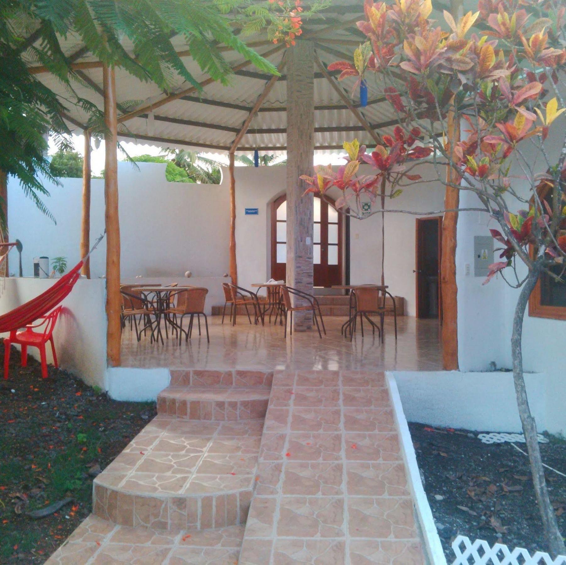 Hostal White House Galapagos Puerto Ayora  Eksteriør bilde
