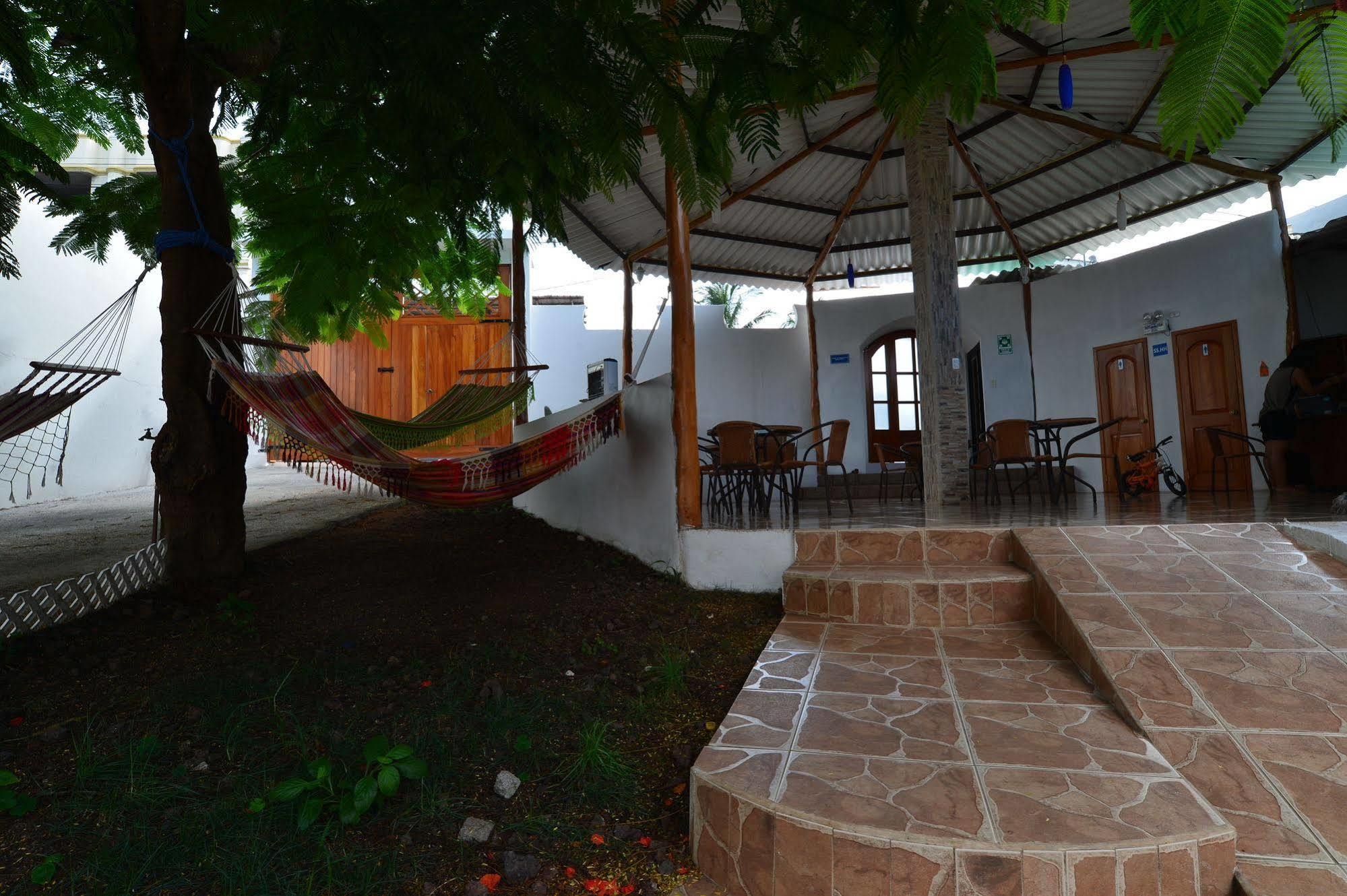 Hostal White House Galapagos Puerto Ayora  Eksteriør bilde
