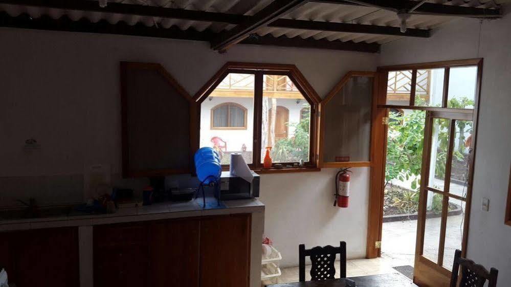 Hostal White House Galapagos Puerto Ayora  Eksteriør bilde